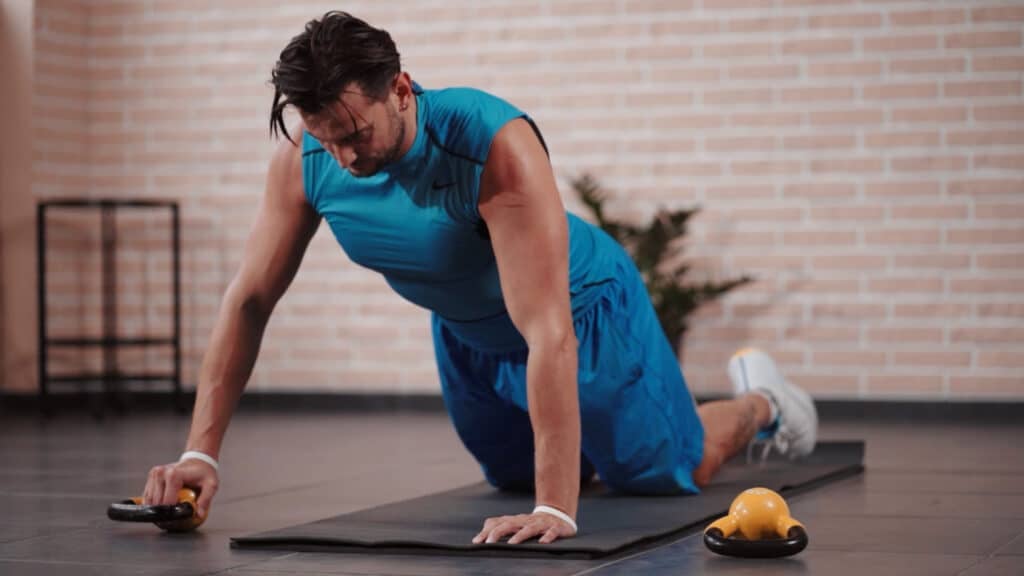 am_ch_55_kb_kneeling_one_hand_pushup.00_00_17_13.Still001