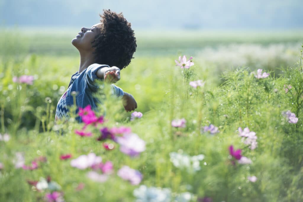 Lifestyle,USA,A woman standing among the flowers with her arms outstretched. Pink and white cosmos flowers. Lifestyle,USA,A woman standing among the flowers with her arms outstretched. Pink and white cosmos flowers.