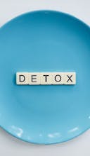 Detox Text on Round Blue Plate